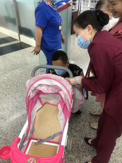 圖片1.png“真情服務(wù)”是讓旅客更加安心、放心、舒心的出行。行查室作為部門進(jìn)港服務(wù)的最后一個環(huán)節(jié)，在日常工作中也很注重服務(wù)細(xì)節(jié)。6月10日，行查室工作人員幫助旅客打開嬰兒車，為她排憂解難。.png