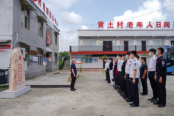 “助力鄉(xiāng)村振興，踐行艱苦奮斗” 將新員工黨性教育活動搬到對口幫扶村1.jpg