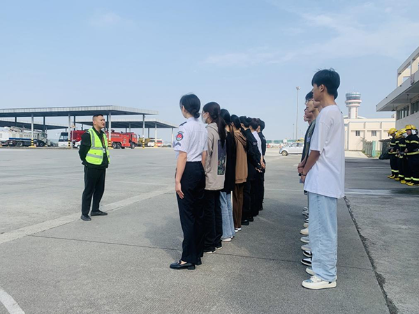 綿陽(yáng)機(jī)場(chǎng)安檢站對(duì)閬中機(jī)場(chǎng)、民航校  實(shí)習(xí)生開(kāi)展軍訓(xùn).png